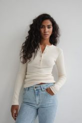 Dopasowany top z dekoltem na zatrzaski w kolorze WARM BEIGE skin peach - MOODY NAP-L. Brązowe topy damskie Marsala, l, bez wzorów, z bawełny, bez kołnierzyka. Za 179.90 zł.