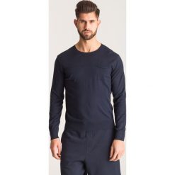 Granatowy sweter męski Armani Exchange z kieszenią. Niebieskie swetry męskie Armani Exchange, l, bez wzorów, bez kołnierzyka. Za 167.60 zł.