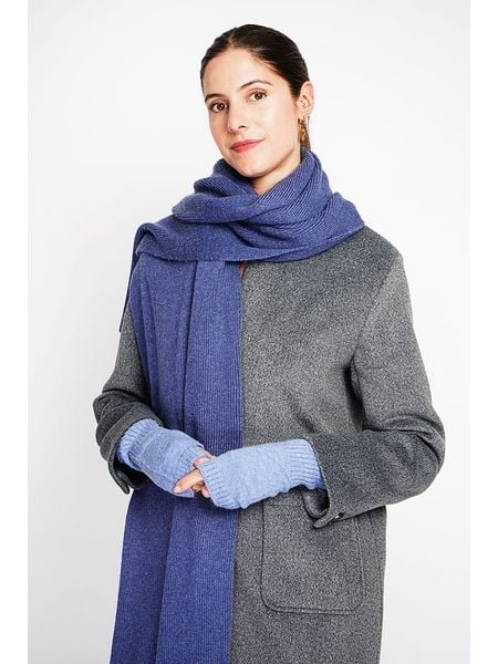 William de Faye Szal w kolorze niebieskim rozmiar: onesize. Niebieskie szaliki i kominy damskie William De Faye, bez wzorów, z materiału. Za 104.99 zł.