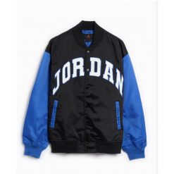 Kurtka bejsbolówka Air Jordan Brooklyn Collegiate Varsity Jacket - HV0099-010. Czarne kurtki męskie Jordan, bez wzorów, sportowe, bez kaptura. Za 608.35 zł.