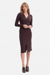 Bawełniana sukienka dzianinowa ołówkowa z dekoltem V c.brąz. Sukienki damskie Bewear, do pracy, m, bez wzorów, z bawełny, biznesowe, bez kołnierzyka, bez ramiączek, ołówkowe. Za 249.00 zł.