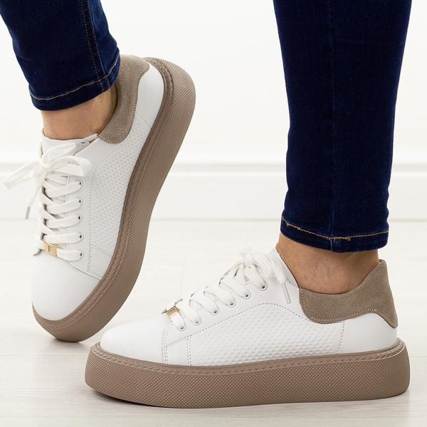 Białe skórzane półbuty damskie Filippo Dp7502/26. Białe półbuty damskie Filippo, bez wzorów, z jeansu, eleganckie, bez obcasa, na platformie. Za 249.00 zł.