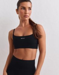 Damski biustonosz na ramiączkach z lekkim wsparciem Sculpting czarny. Czarne biustonosze sportowe damskie Aim'n, bez wzorów, z dzianiny. Za 217.00 zł.
