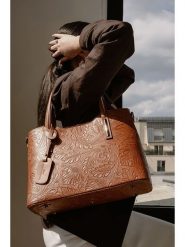 Christian Laurier Skórzana torebka "Noor" w kolorze jasnobrązowym - 40 x 27 x 16 cm rozmiar: onesize. Brązowe torebki klasyczne damskie Christian Laurier, bez wzorów, z materiału, z tłoczeniem, bez dodatków. Za 354.95 zł.