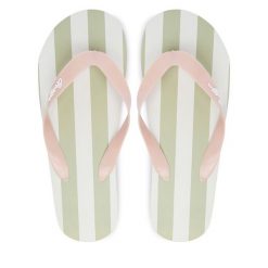 Japonki Guess. Czerwone klapki damskie Guess, z aplikacjami, bez obcasa. Za 69.99 zł.