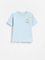 T-shirt z nadrukiem Pusheen - jasnoniebieski. Niebieskie koszulki dziewczęce Reserved, bez wzorów, z bawełny, bez ramiączek. Za 49.99 zł.