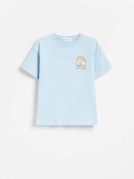 T-shirt z nadrukiem Pusheen - jasnoniebieski. Niebieskie koszulki dziewczęce Reserved, bez wzorów, z bawełny, bez ramiączek. Za 49.99 zł.