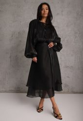 Czarna Rozkloszowana Sukienka Wieczorowa z Szyfonowej Tkaniny Amanna. Czarne sukienki damskie Renee, m, z aplikacjami, z materiału, klasyczne, bez kołnierzyka, bez ramiączek, maxi, rozkloszowane. Za 269.99 zł.