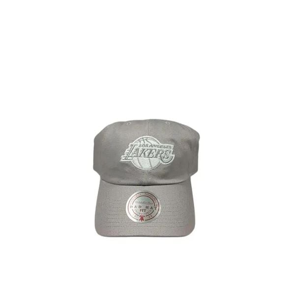 Czapka Los Angeles Lakers Elite Neutrals Dad. Czerwone czapki męskie Mitchell & Ness, bez wzorów, sportowe. Za 126.50 zł.