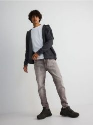 Jeansy carrot slim - mahoniowy. Brązowe jeansy męskie Reserved. W wyprzedaży za 49.99 zł.