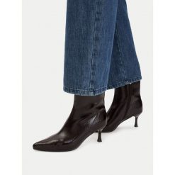 Botki DeeZee. Czerwone botki damskie DeeZee, bez obcasa, na szpilce, bez zapięcia. Za 189.99 zł.