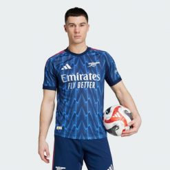 Oryginalna koszulka wyjazdowa Arsenalu 25/26. Niebieskie t-shirty sportowe męskie Adidas, bez ramiączek, do piłki nożnej. Za 649.00 zł.