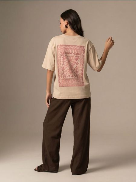 Bawełniana koszulka z nadrukiem kwiatowym - beżowy. Brązowe t-shirty damskie Sinsay, l, bez wzorów, z bawełny, bez kołnierzyka. Za 25.99 zł.