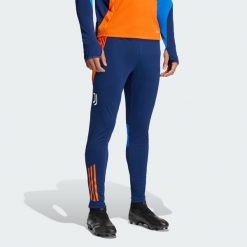 Spodnie Juventus Tiro 24 Competition Training. Niebieskie spodnie dresowe męskie Adidas, bez wzorów, z dresówki. W wyprzedaży za 209.30 zł.