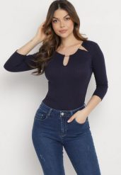 Granatowa Bawełniana Bluzka z Prążkowanej Dzianiny z Rękawami 3/4 i Wycięciem przy Dekolcie Xireal. Niebieskie bluzki damskie Born2be, bez wzorów, z bawełny, eleganckie, bez kołnierzyka, bez ramiączek. Za 59.99 zł.