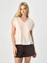 Koszulka z ażurową wstawką - kremowy. Białe t-shirty damskie Sinsay, l, w ażurowe wzory, bez kołnierzyka. W wyprzedaży za 22.99 zł.
