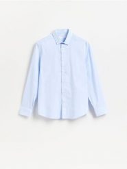 Gładka koszula slim fit - jasnoniebieski. Niebieskie koszule męskie Reserved, l, bez wzorów, z bawełny, bez kołnierzyka, bez ramiączek. Za 99.99 zł.