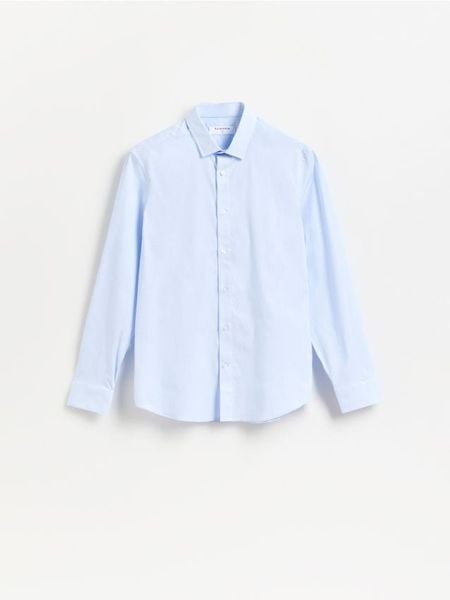 Gładka koszula slim fit - jasnoniebieski. Niebieskie koszule męskie Reserved, l, bez wzorów, z bawełny, bez kołnierzyka, bez ramiączek. Za 99.99 zł.