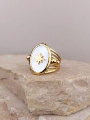 Atelier MIU Pozłacany pierścionek z perłą rozmiar: onesize. Białe pierścionki damskie atelier MIU, z perłą, pozłacane. Za 34.99 zł.