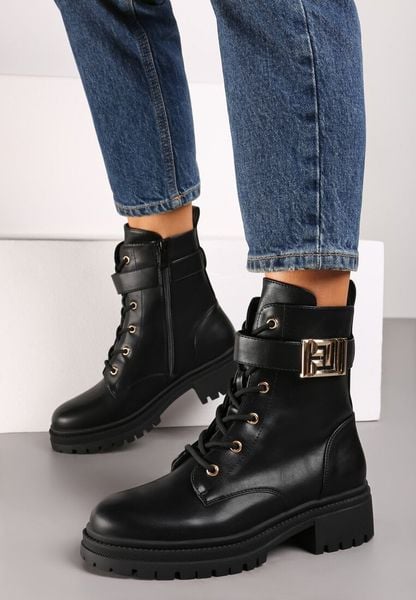 Czarne Płaskie Botki w Stylu Workerów z Paskiem i Metaliczną Klamrą Saivone. Czarne botki damskie Born2be, z jeansu, eleganckie, bez obcasa, na płaskiej podeszwie, bez zapięcia. Za 149.99 zł.
