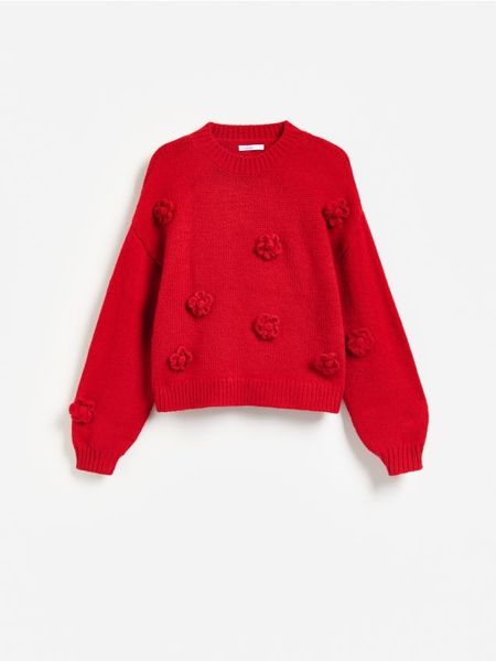 Sweter z kwiatową aplikacją - czerwony. Czerwone swetry klasyczne damskie Reserved, l, z dzianiny, bez kołnierzyka. Za 149.99 zł.