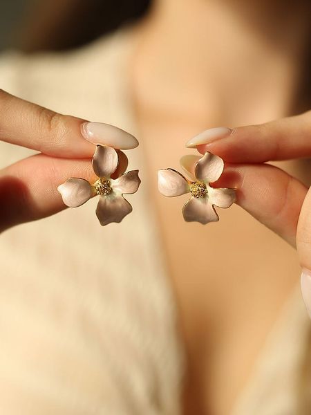 Pierres delicates Pozłacane kolczyki-wkrętki z masą perłową rozmiar: onesize. Różowe kolczyki damskie Pierres delicates, z perłą, pozłacane. Za 100.28 zł.