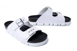 DR. BRINKMANN 700560-03 weiss, klapki damskie. Białe klapki damskie Dr. Brinkmann, bez wzorów, bez obcasa. Za 219.90 zł.