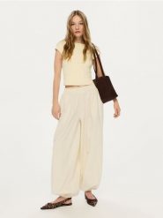 Spodnie balloon - złamana biel. Spodnie materiałowe damskie Reserved, bez wzorów, z dzianiny. Za 119.99 zł.