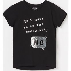 T-shirt z magicznymi cekinami - Czarny. Czarne koszulki dziewczęce Reserved, bez wzorów, bez ramiączek. Za 29.99 zł.