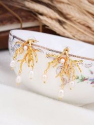 L'Atelier de Gaia Kolczyki-wkrętki z perłami rozmiar: onesize. Żółte kolczyki damskie L'Atelier de Gaia, z perłą, z mosiądzu. Za 91.56 zł.