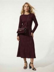 Żakardowa sukienka maxi w kwiaty - bordowy. Czerwone sukienki damskie Sinsay, l, bez wzorów, z żakardem, bez kołnierzyka, bez ramiączek, maxi. Za 59.99 zł.