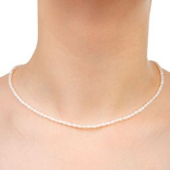 Naszyjnik z białych drobnych pereł kolia chocker. Białe naszyjniki damskie Enaya, do pracy, pozłacane. Za 218.00 zł.