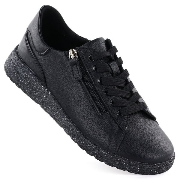 Skórzane półbuty damskie na podwyższeniu czarne Jezzi 138. Czarne półbuty damskie Jezzi, bez wzorów, ze skóry, bez obcasa. Za 179.99 zł.