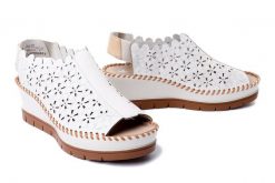 RIEKER 60355-80 white, sandały damskie. Brązowe sandały damskie Rieker, w ażurowe wzory, z gumy, bez obcasa, na koturnie. Za 237.93 zł.