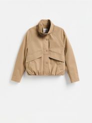 Kurtka z wysokim kołnierzem - beżowy. Brązowe kurtki damskie Reserved, l, bez wzorów, z bawełny, bez kaptura. Za 229.99 zł.