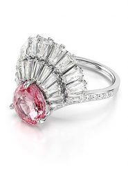 Swarovski Pierścionek z cyrkoniami i kryształami rozmiar: 60. Różowe pierścionki damskie Swarovski, z cyrkonią, metalowe. Za 260.99 zł.