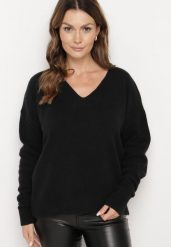 Czarny Sweter o Klasycznym Kroju z Dekoltem V Vitiala. Czarne swetry klasyczne damskie Born2be, m, z jeansu, bez kołnierzyka. Za 119.99 zł.