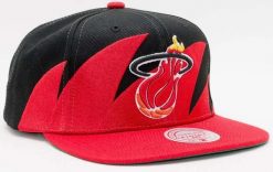 Mitchell & Ness NBA HWC Miami Heat czarno-czerwona czapka. Czarne czapki męskie Mitchell & Ness, bez wzorów, z bawełny. Za 171.99 zł.