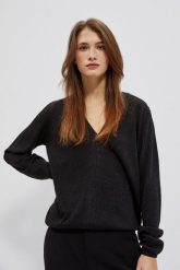 Sweter z dekoltem w serek czarny. Czarne swetry klasyczne damskie MOODO, m, bez kołnierzyka. W wyprzedaży za 59.99 zł.