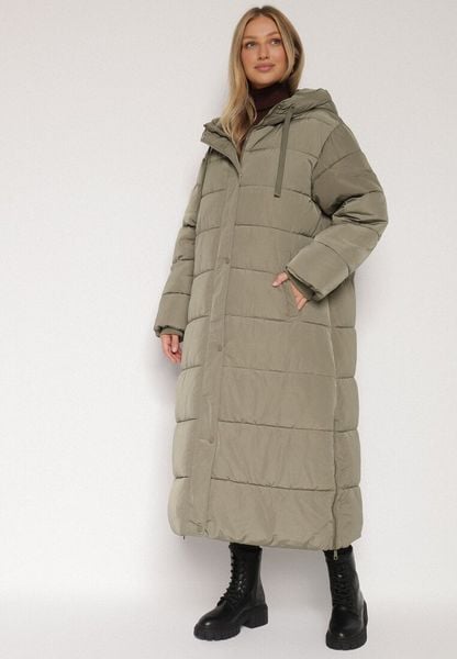 Zielona Zimowa Kurtka Pikowana o Długim Kroju z Kapturem i Bocznymi Suwakami Mevorria. Zielone kurtki damskie Born2be, na zimę, plus size, bez wzorów, z dzianiny, z kapturem. Za 254.99 zł.
