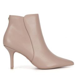 Botki Nine West. Brązowe botki damskie Nine West, bez obcasa, na szpilce, bez zapięcia. Za 259.99 zł.