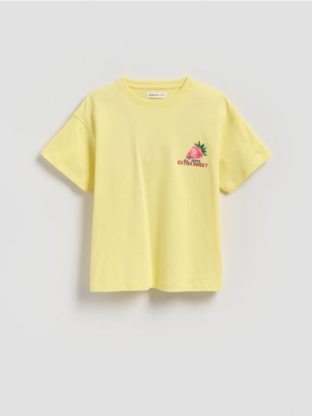 Bawełniany t-shirt z aplikacją - jasnożółty. Żółte koszulki dziewczęce Reserved, z aplikacjami, z bawełny, bez ramiączek. Za 39.99 zł.