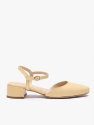 Jasnożółte czółenka slingback na niskim słupku. Żółte czółenka damskie Ryłko, bez wzorów, ze skóry, z okrągłym noskiem, bez obcasa, na obcasie. Za 379.99 zł.