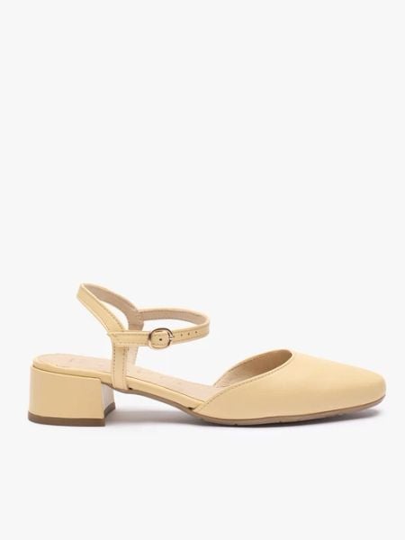 Jasnożółte czółenka slingback na niskim słupku. Żółte czółenka damskie Ryłko, bez wzorów, z materiału, z okrągłym noskiem, bez obcasa, na obcasie. Za 379.99 zł.