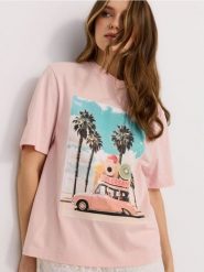 Bawełniana koszulka z wakacyjnym nadrukiem - różowy. Czerwone t-shirty damskie Sinsay, l, bez wzorów, z bawełny, bez kołnierzyka. Za 25.99 zł.