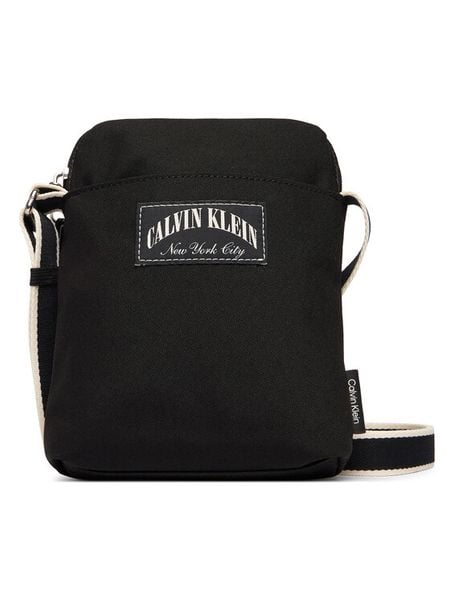 Calvin Klein Saszetka Graphic Capsule Reporter LV04D3346G Czarny. Czarne saszetki męskie CALVIN KLEIN, z materiału. Za 289.99 zł.
