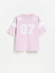 T-shirt z koronkowym zdobieniem - lawendowy. Fioletowe koszulki dziewczęce Reserved, z aplikacjami, z bawełny, bez ramiączek. Za 45.99 zł.