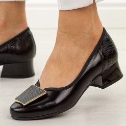 Czarne skórzane Polskie czółenka damskie na obcasie Góral 1932. Czarne czółenka damskie Góral, z aplikacjami, ze skóry, z okrągłym noskiem, bez obcasa, na obcasie. Za 419.00 zł.