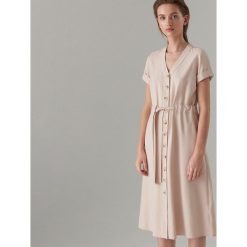 Bawełniana sukienka z paskiem - Beżowy. Brązowe sukienki damskie Mohito, bez wzorów, z bawełny, bez kołnierzyka, bez ramiączek. Za 159.99 zł.