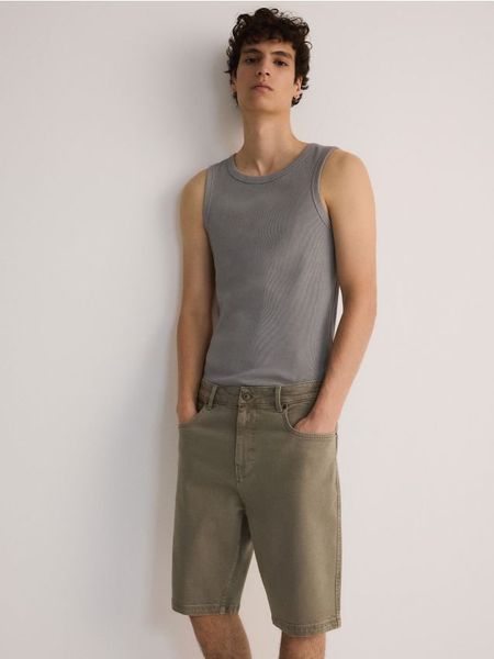 Jeansowe szorty regular fit - zielony. Zielone szorty męskie Reserved, bez wzorów, z denimu. W wyprzedaży za 89.99 zł.